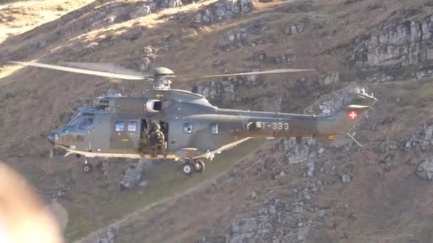 Helicóptero Militar Voo Alta Velocidade Vale Montanha Estreito Puxa Para — Vídeo de Stock