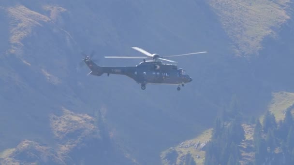 Elicottero Militare Volo Alta Velocità Una Stretta Valle Montagna Tira — Video Stock