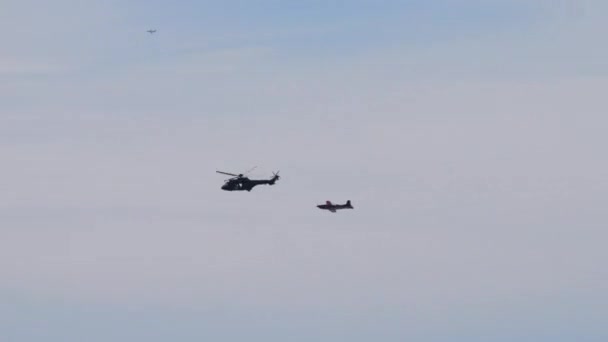 Helicóptero Militar Vuelo Alta Velocidad Estrecho Valle Montaña Detiene Libera — Vídeos de Stock