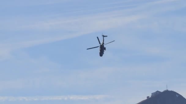 Dar Bir Dağ Vadisinde Yüksek Hızda Uçan Askeri Helikopter Parlak — Stok video