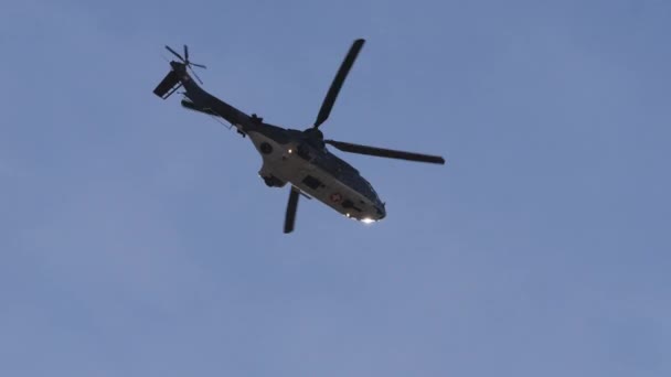 Wojskowy Helikopter Locie Dużą Prędkością Wąskiej Górskiej Dolinie Zatrzymuje Się — Wideo stockowe