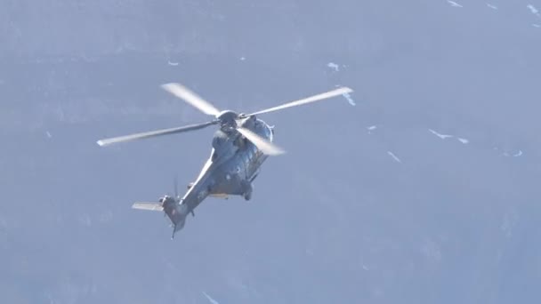 Militärhubschrauber Fliegen Mit Hoher Geschwindigkeit Einem Engen Gebirgstal Auf Und — Stockvideo