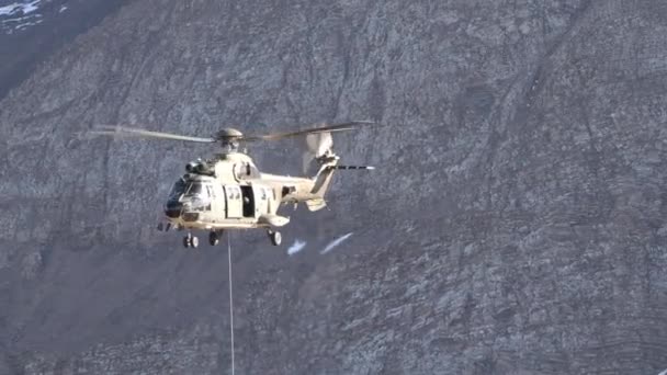 Dar Bir Dağ Vadisinde Yüksek Hızda Uçan Askeri Helikopter Parlak — Stok video