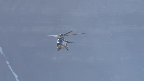 狭い山の谷で高速で飛行中の軍用ヘリコプターが引き上げられ 明るい晴れた日にフレアを放出します ユーロコプターAs532スイス空軍のクーガー エベンフルー射撃場 Axalp — ストック動画