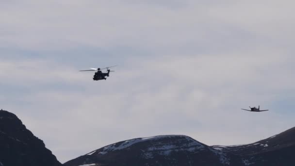 Військовий Вертоліт Польоті Великій Швидкості Вузькій Гірській Долині Тягне Вгору — стокове відео