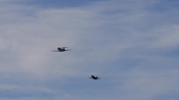 Luksusowy Rządowy Samolot Eskortowany Dwoma Myśliwcami Pilatus Szwajcarskich Sił Powietrznych — Wideo stockowe