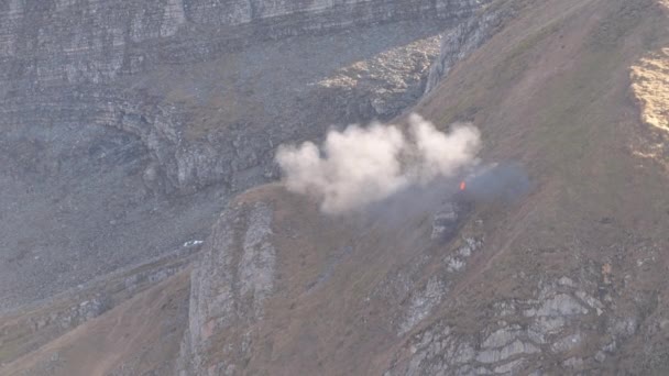 Rook Stijgt Vanaf Een Bergkam Een Bomexplosie Schietbaan Axalp Berner — Stockvideo