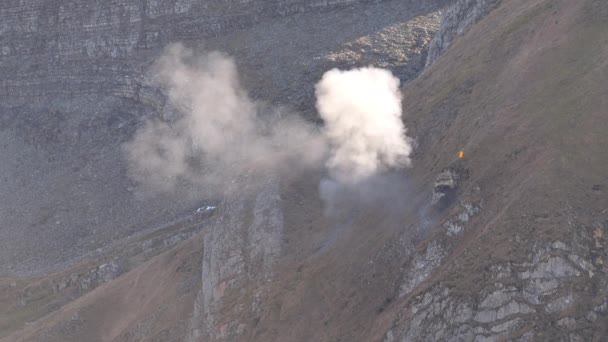Artillerigranater Exploderar Mot Målet Som Avfyras Alpina Trupper Skjutbana Bergen — Stockvideo