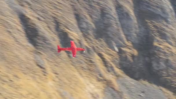 Επικίνδυνο Αεροπλάνο Που Πετάει Μεγάλη Ταχύτητα Κοντά Ένα Βουνό Και — Αρχείο Βίντεο