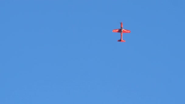 Rot Weiß Wie Die Schweizer Flagge Klettert Das Propellerflugzeug Senkrecht — Stockvideo