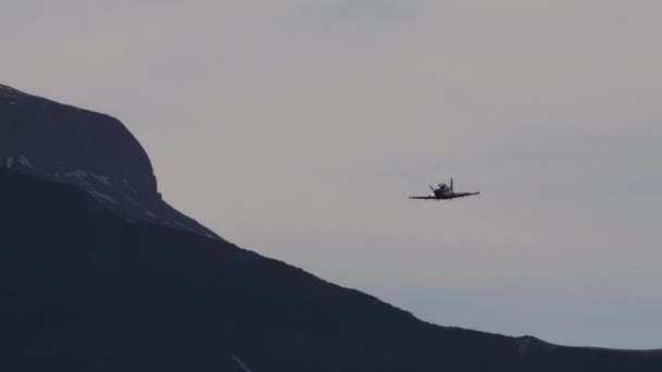 Samolot Turbośmigłowy Używany Szkolenia Pilotów Wojskowych Wykonuje Powolną Rolkę Górami — Wideo stockowe
