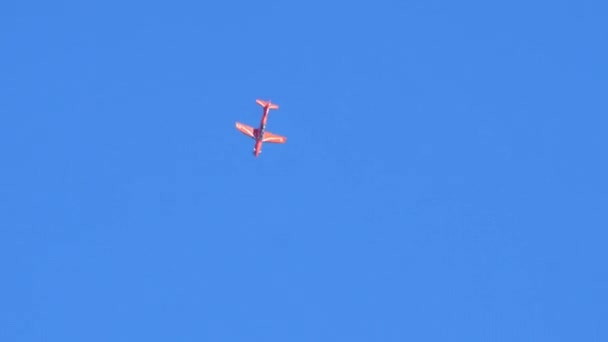 Rotes Militärisches Turboprop Flugzeug Flug Vor Einem Perfekt Blauen Himmel — Stockvideo