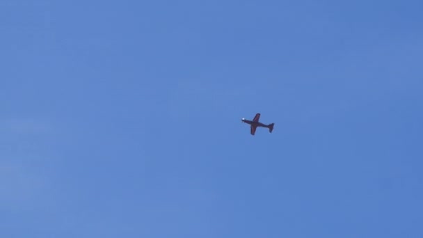 青い空に低速で飛行する小さなプロペラ機のシルエット スイス空軍のパイロットPc 2022年10月19日スイス オーバーランドでのAxalp射撃範囲 — ストック動画