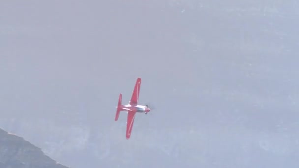 Propellervliegtuig Dat Ondersteboven Vliegt Een Vallei Linksaf Klimmen Bij Maximale — Stockvideo