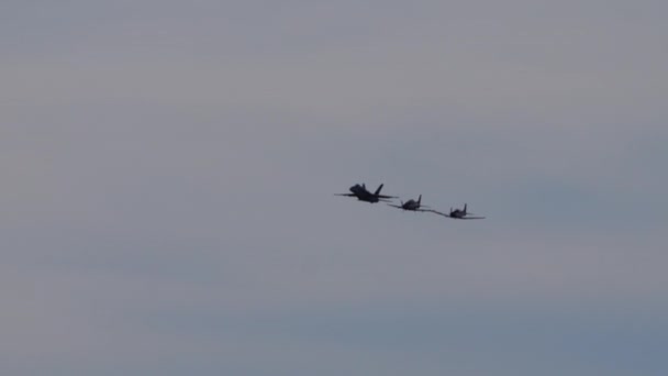 Twee Propellervliegtuigen Tijdens Vlucht Met Een Supersonische Straaljager Formatie Een — Stockvideo
