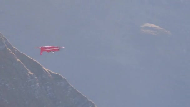 Αεροπλάνο Βαμμένο Κόκκινα Και Λευκά Χρώματα Της Ελβετικής Σημαίας Ανεστραμμένη — Αρχείο Βίντεο