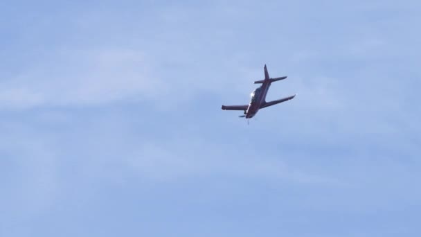山の背景に近い高山の谷で赤 ターボプロップ機の高速フライ スイス空軍のパイロットPc Axalp射撃範囲スイス2022年10月19日 — ストック動画