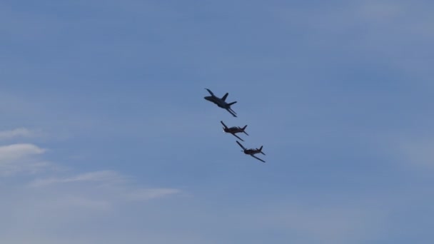 Samoloty Bojowe Formacji Dwoma Turbośmigłowymi Samolotami Szkoleniowymi Tandemowymi Jeden Śmigłowiec — Wideo stockowe