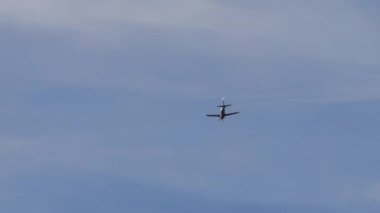Modern kırmızı pervaneli uçak yüksek hızda uçar ve mavi gökyüzüne dikey tırmanır. İsviçre Hava Kuvvetlerinden Pilatus PC-21. Axalp atış poligonu Bernese Oberland İsviçre 19 Ekim 2022