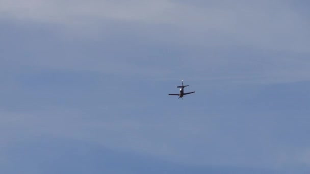 Modern Rood Propellervliegtuig Duikt Vliegt Met Hoge Snelheid Voorbij Klimt — Stockvideo