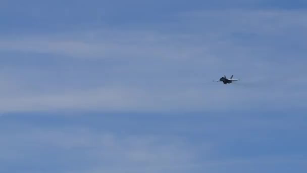 目に見える爆発煙でトップ銃パイロット本物の銃火の訓練 超音速現代戦闘機青空の中で飛行中 18スイス空軍のホーネット アクシャルプ射撃距離航空ショーで — ストック動画