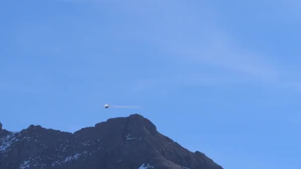 ジェット戦闘機のための本物の銃射撃練習 シェル爆発による煙が見える ボーイング マクドネル ダグラスF 18スイス空軍のホーネット Axalp射撃範囲スイス10月19 2022 — ストック動画