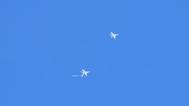 青い空の高高度で飛行中の戦闘軍用ジェット機は Ir誘導ミサイルを欺くためのフレア対策をリリースします 18ホーネットスイス空軍 アクシャルプ射撃距離航空ショーで — ストック動画