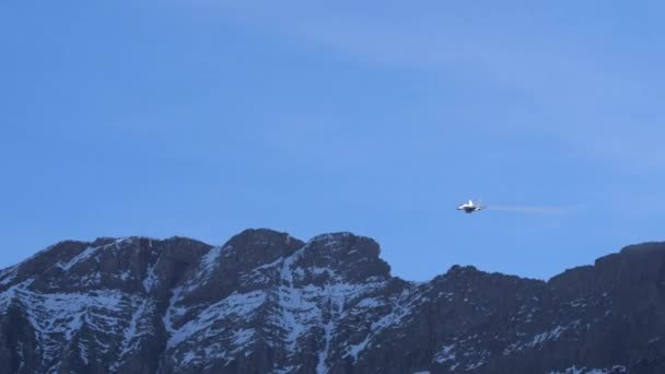 战斗机从大炮中向地面上的目标发射实弹 顶级炮手在山区进行实弹射击训练 瑞士空军的波音F 18大黄蜂 贝内塞Axalp射击场航空展 — 图库视频影像