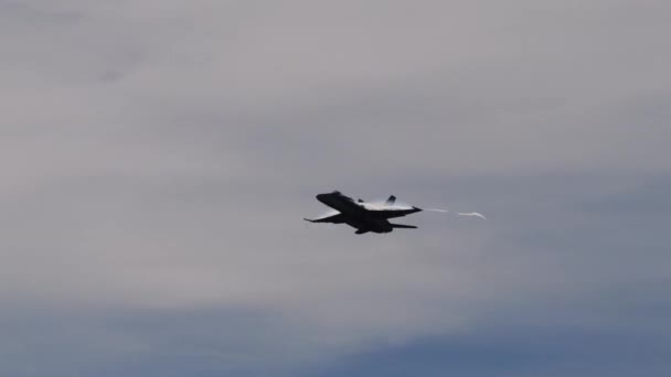 戦闘機の大砲を発射し 背景に山でカモフラージュ姿を消すのクローズアップビデオ追跡 18スイス空軍のホーネット ベルナーゼのAxalp射撃範囲航空ショー — ストック動画