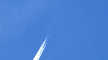 Yüksek irtifada uçmakta olan iki savaş uçağı ve büyük buhar zıtlıkları. İsviçre Hava Kuvvetleri 'nden McDonnell Douglas F-18 Hornet. Axalp atış poligonu İsviçre 19 Ekim 2022