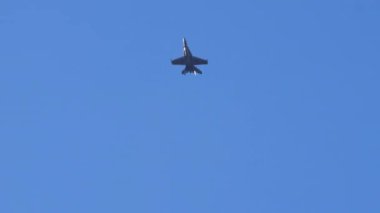 Askeri savaş uçaklarının bulutsuz mavi gökyüzüne parlak, sıcak bir işaret fişeği saldığı inanılmaz bir video. İsviçre Hava Kuvvetleri 'nden McDonnell Douglas F-18 Hornet. Bernese 'de Axalp atış poligonu hava gösterisi