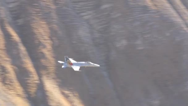 マクドネル ダグラスボーイングF 18スイス空軍のAxalp射撃場のホーネットは 何千人もの観客を持つ山の後ろに消えます ベルネーゼ オーバーランド スイスでのAxalp射撃航空ショー — ストック動画