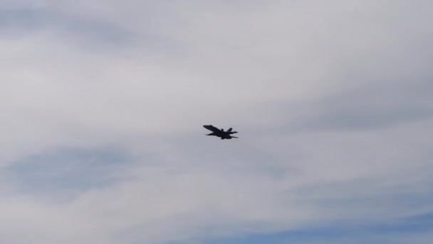 战斗机在射击场进行实弹射击演习 麦克唐纳道格拉斯F 18大黄蜂瑞士空军 瑞士贝内塞奥伯兰Axalp射击场航空展 — 图库视频影像