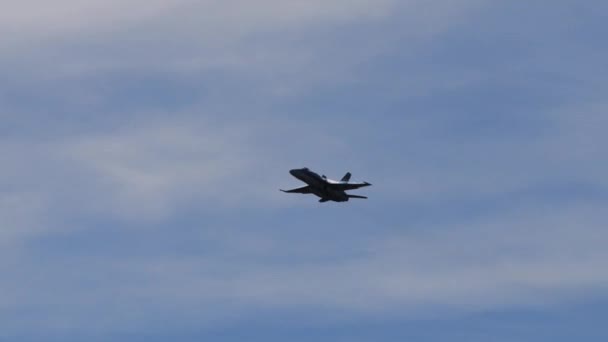 军用喷气式战斗机用大炮发射子弹 然后向右飞行 机翼上有蒸气冷凝 麦克唐纳道格拉斯F 18大黄蜂瑞士空军 贝内塞Axalp射击场航空展 — 图库视频影像