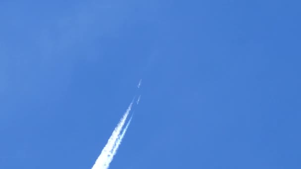 高高度を飛行中の2機の戦闘機ジェット軍用機に大きな蒸気コンクールが付いている マクドネル ダグラスF 18スイス空軍のホーネット Axalp射撃範囲スイス10月19 2022 — ストック動画