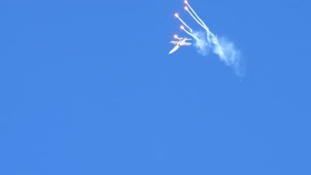 孤立的超音速喷气式拦截器飞机在蓝天发射照明弹 顶级炮兵飞行员参加战斗演习训练 瑞士波音F 18大黄蜂 贝内塞Axalp射击场航空展 — 图库视频影像