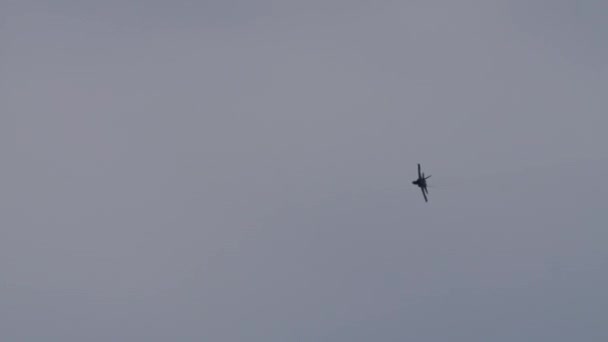 战斗机与地面上的一个目标在飞行线上发射大炮 飞向蓝天 麦克唐纳道格拉斯F 18大黄蜂瑞士空军 贝内塞Axalp射击场航空展 — 图库视频影像