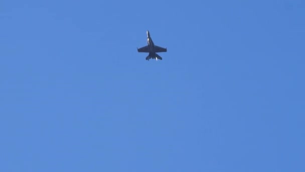 军事喷气式战斗机在无云的蓝天中发射明亮的热照明弹的惊人视频 麦克唐纳道格拉斯F 18大黄蜂瑞士空军 贝内塞Axalp射击场航空展 — 图库视频影像
