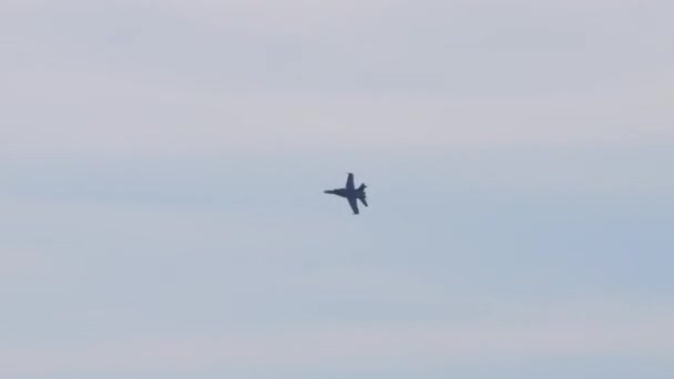 孤立的战斗机喷气式军用飞机出现在满山的航空展观众后面 瑞士空军的F 18大黄蜂用信号弹逆飞 Axalp射击场航空展 — 图库视频影像