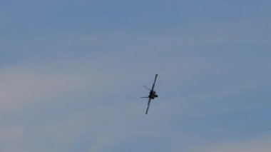 Savaş uçakları, dağlarda alçak irtifada hava savunma manevraları eğitiyorlar. İsviçre Hava Kuvvetleri 'nden McDonnell Douglas F-18 Hornet. Axalp atış poligonu İsviçre 19 Ekim 2022