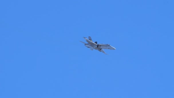 喷气式战斗机的高G加速度在靠近高山的地方拉起 伴随着观众和蒸气白色的冷凝尾迹 强大的形象 瑞士波音F 18大黄蜂 Axalp射击场航空展 — 图库视频影像
