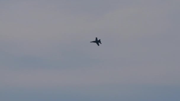 军用喷气式战斗机低空飞行飞越高山谷底 以最大的加压功率垂直爬升 麦克唐纳道格拉斯F 18大黄蜂瑞士空军 贝内塞Axalp射击场航空展 — 图库视频影像