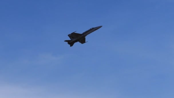 Gevechtsstraaljager Vliegt Met Lage Snelheid Hoge Aanvalshoek Wolkenloze Blauwe Lucht — Stockvideo
