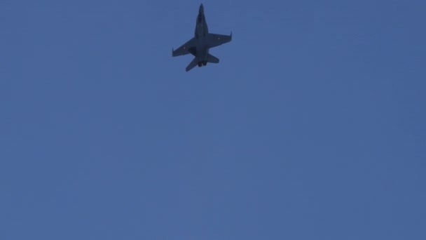 青い空を飛行中の翼にスイスの旗を持つ単一の戦闘機 ボーイング マクドネル ダグラスF 18スイス空軍のホーネット ベルネーゼ オーバーランド スイスでのAxalp射撃航空ショー — ストック動画
