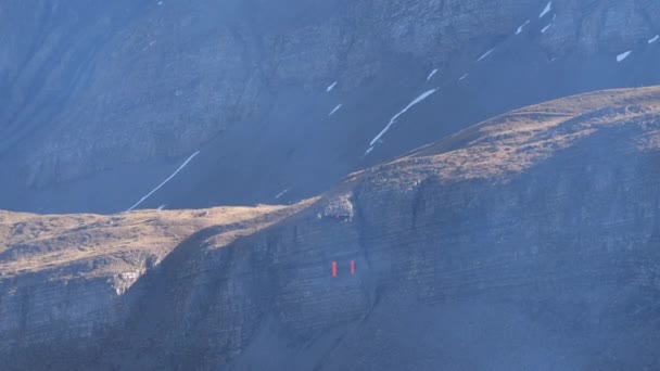 軍用戦闘機の山の中でのライブ火災演習のターゲット Axalp射撃範囲スイス — ストック動画