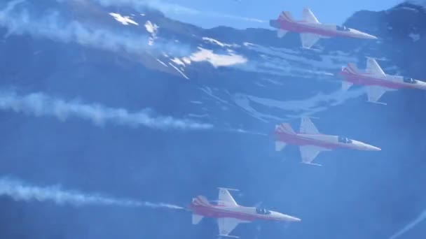 Snel Laag Vliegend Van Militair Acrobatisch Team Een Smalle Vallei — Stockvideo