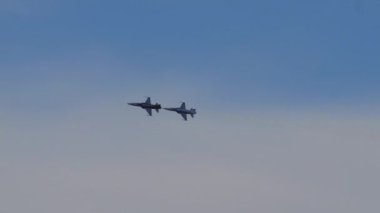Bir çift savaş uçağı çok yakın bir düzende yüksek hızda uçuyor. Hassasiyet kavramı. İsviçre Hava Kuvvetleri Patrouille Suisse 'den Northrop F-5E Tiger II. Axalp İsviçre
