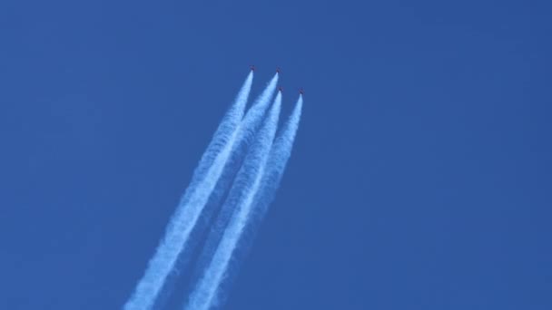 Quatro Aeronaves Jato Militares Desenhar Looping Céu Azul Com Fumaça — Vídeo de Stock