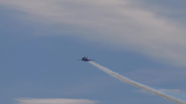 Uçan Iki Hızlı Jet Uçağının Kesişme Noktası Sviçre Hava Kuvvetleri — Stok video