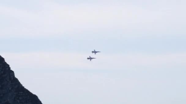 编队飞行中的战斗机消失在充满观众的山顶后面 并在对面重新出现 Northrop 5E瑞士帕特鲁耶的Tiger Axalp瑞士 — 图库视频影像